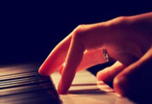 曼联在主场鏖战取胜，积分榜上升至前列