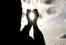 曼联在主场鏖战取胜，积分榜上升至前列